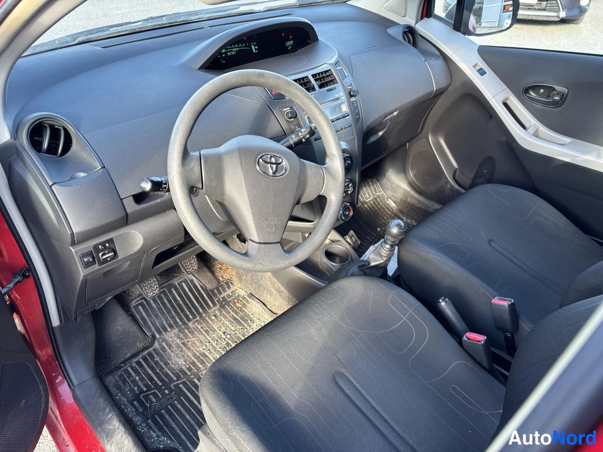 Punainen Toyota Yaris 2011, ohjaamo, kuva 4