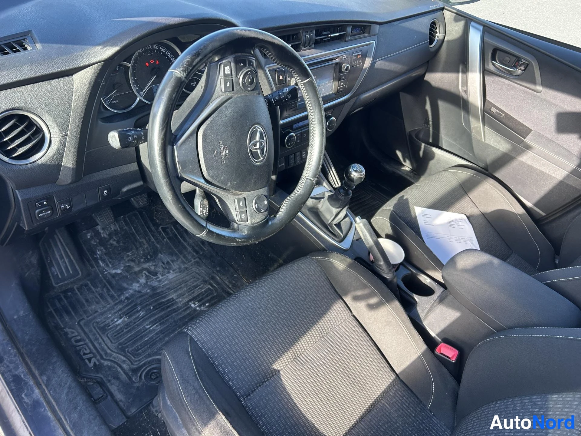 Blå Toyota Auris 2015, förarplats, bild 4