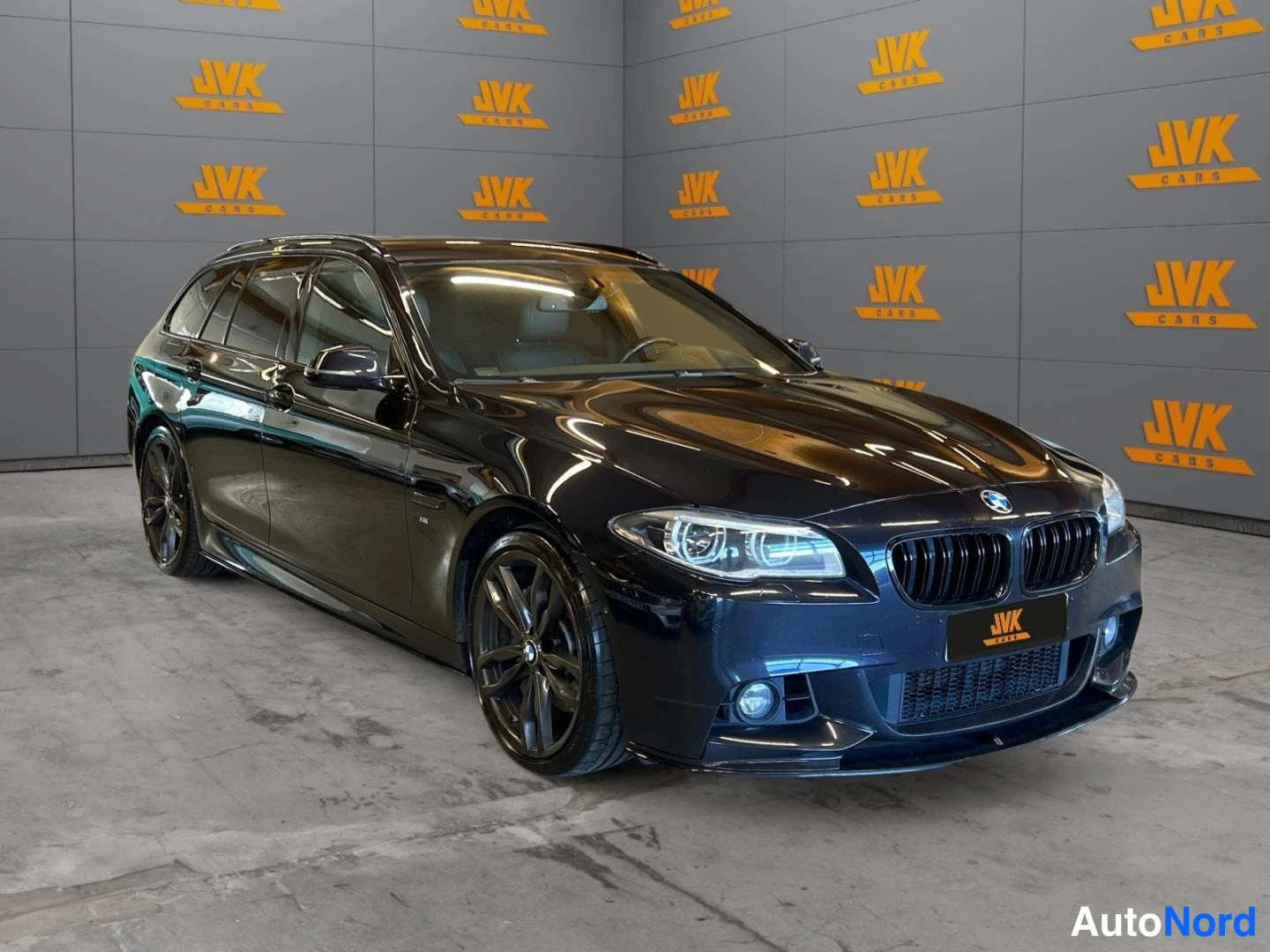 Musta BMW 535d xDrive 2014, etuviisto, keula oikealle, kuva 3