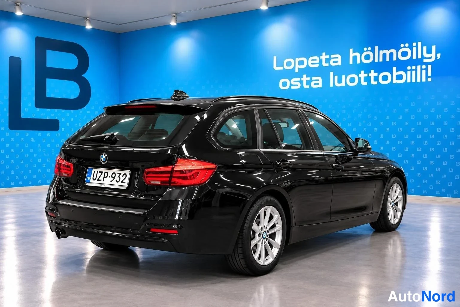 Musta BMW 318i 2017, takaviisto, kuva 2