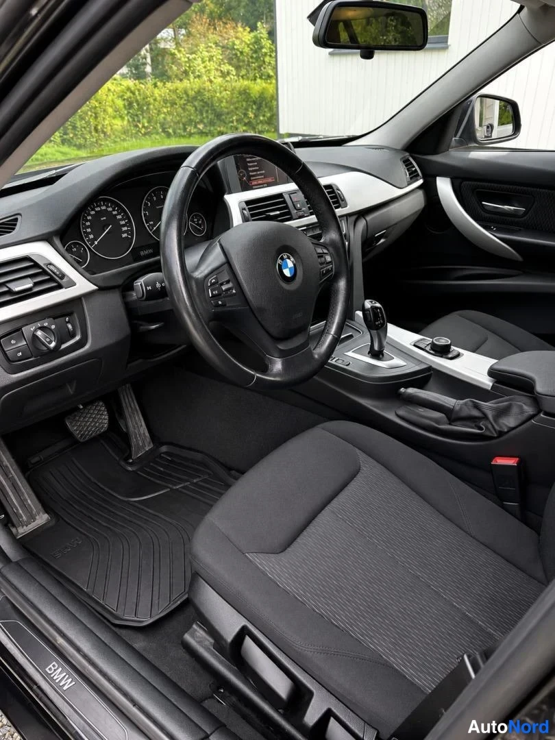 Musta BMW 318i 2017, ohjaamo, kuva 3