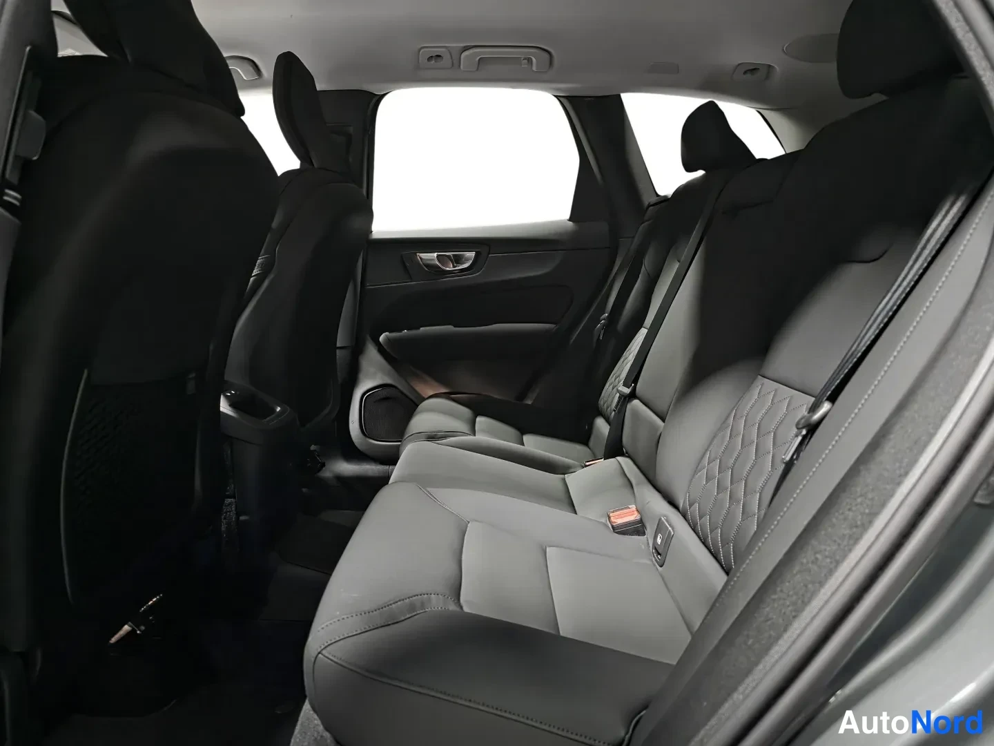 Vihreä Volvo XC60 2026, takaistuimet, kuva 11