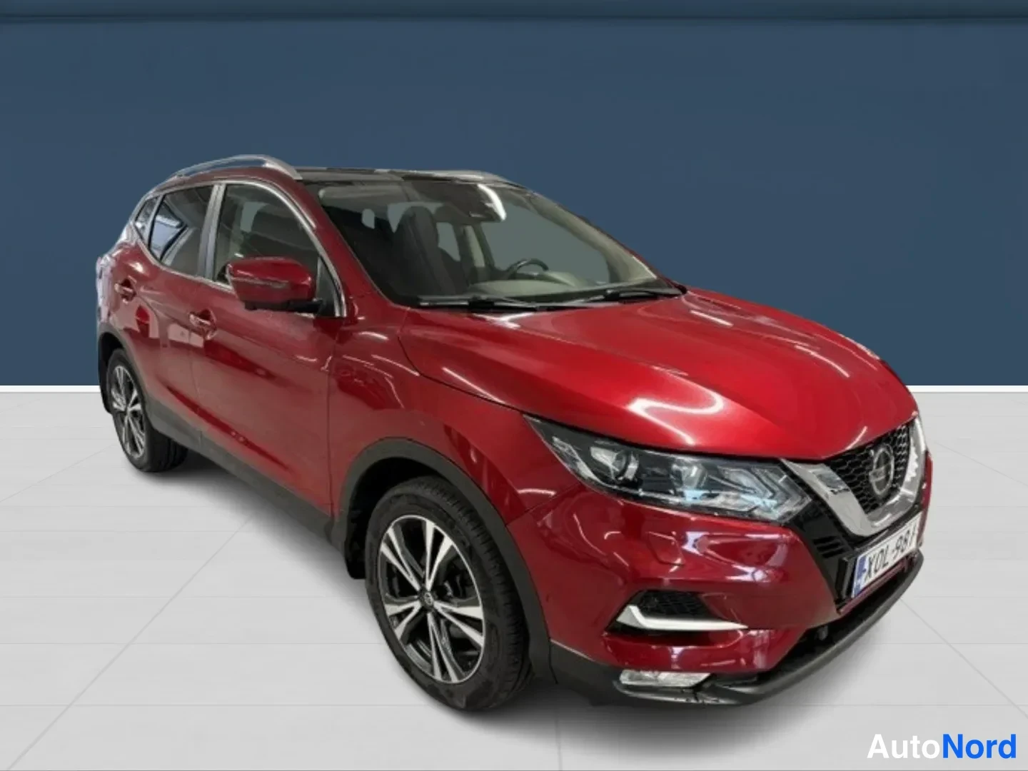 Red Nissan Qashqai 2018, front three-quarter, nose to the right, photo 2