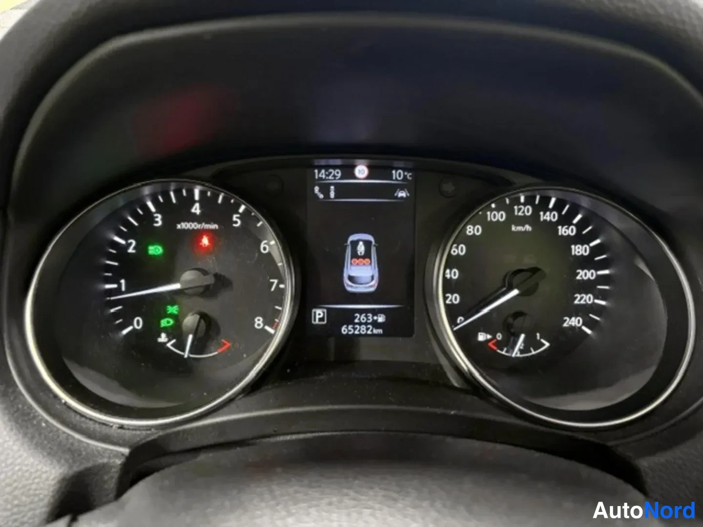 Red Nissan Qashqai 2018, detail, photo 7