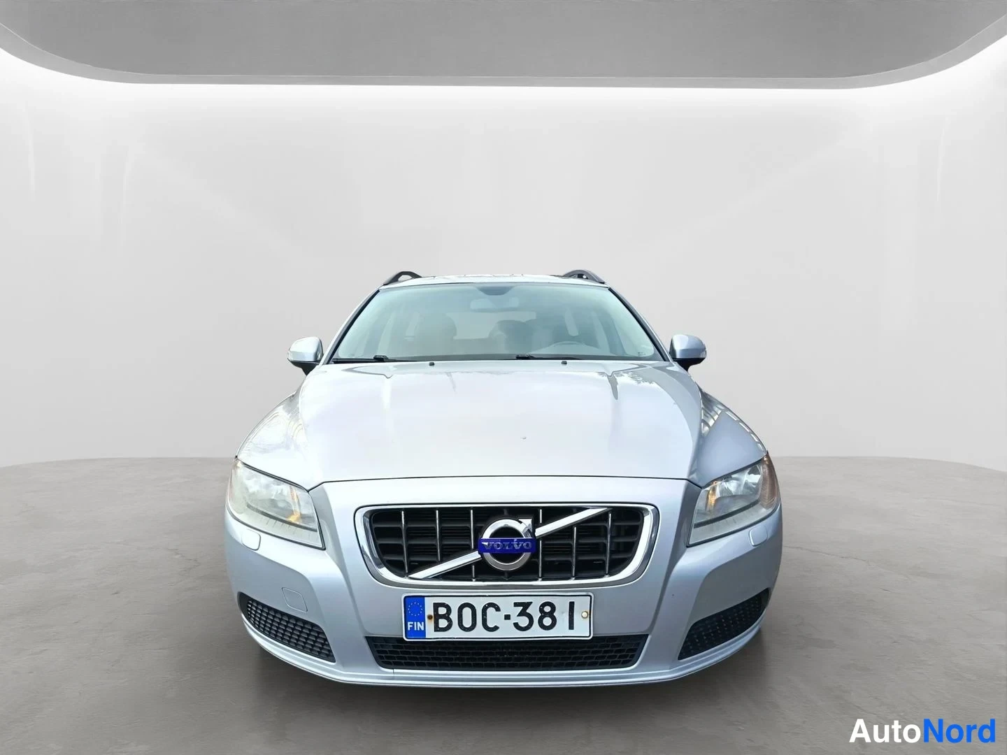Harmaa Volvo V70 2010, edestä, kuva 5