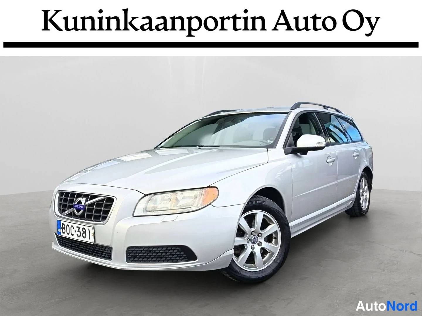 Harmaa Volvo V70 2010, etuviisto, keula vasemmalle, kuva 3