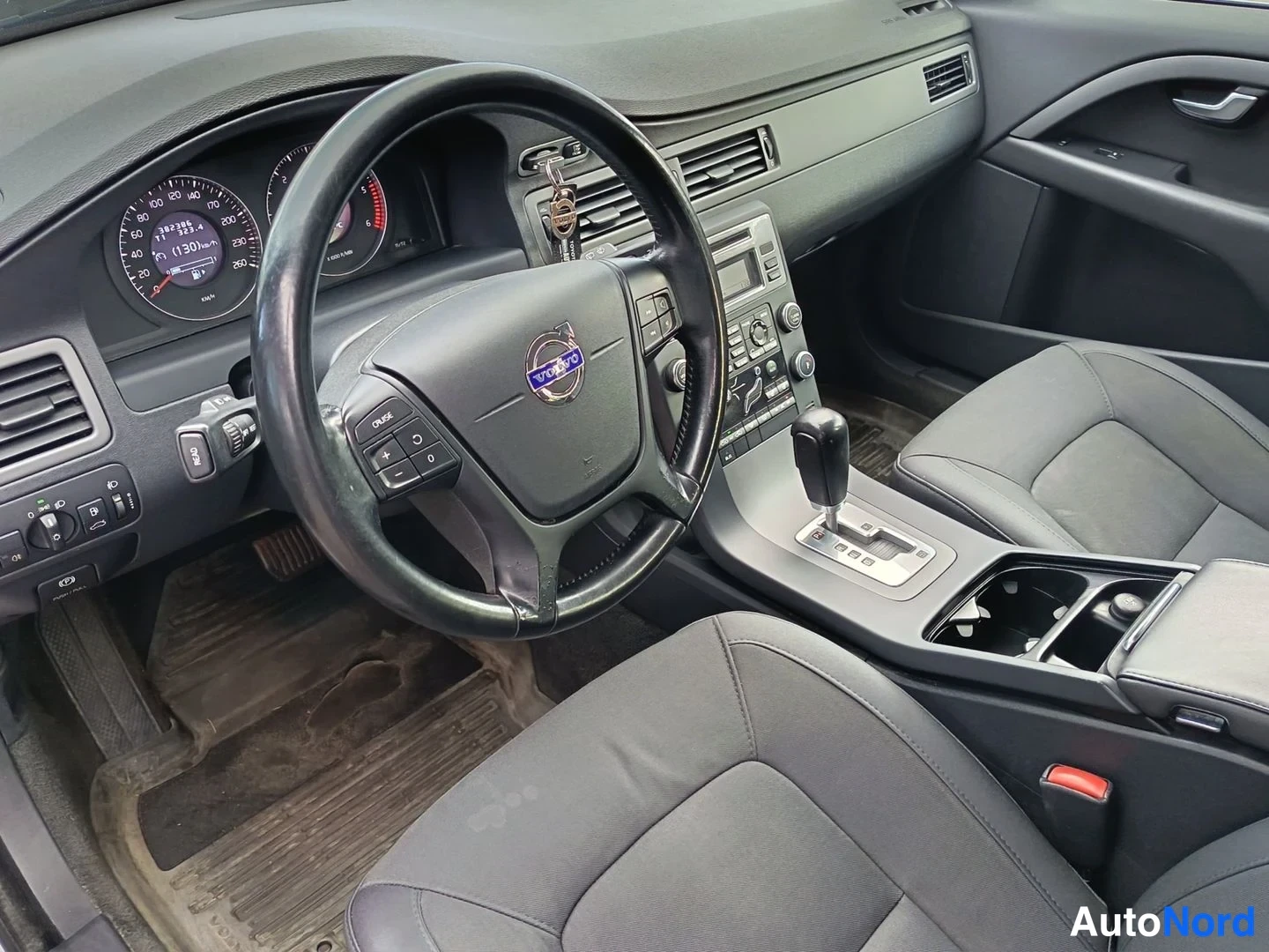 Harmaa Volvo V70 2010, ohjaamo, kuva 10