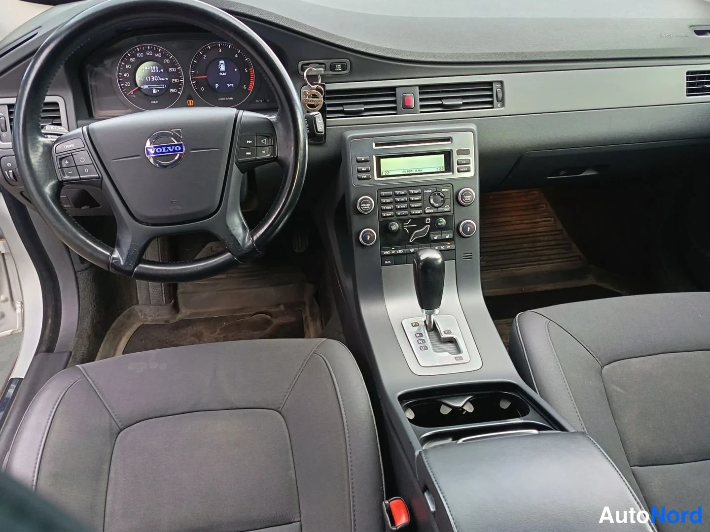Harmaa Volvo V70 2010, ohjaamo, kuva 11