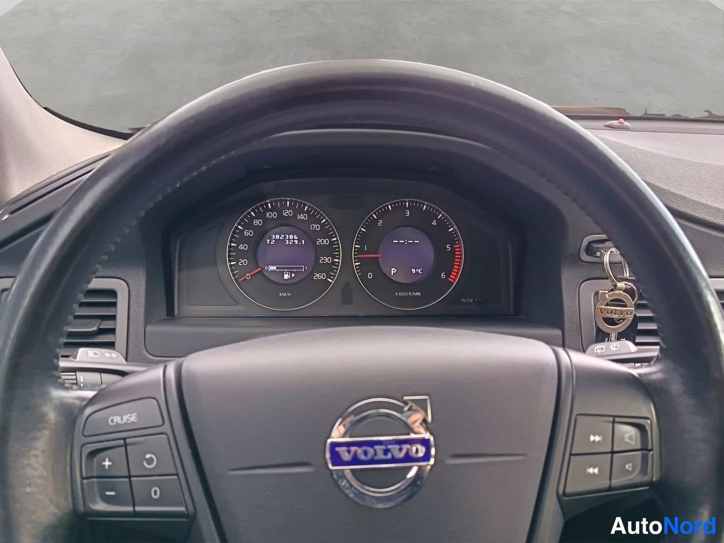 Harmaa Volvo V70 2010, yksityiskohta, kuva 16
