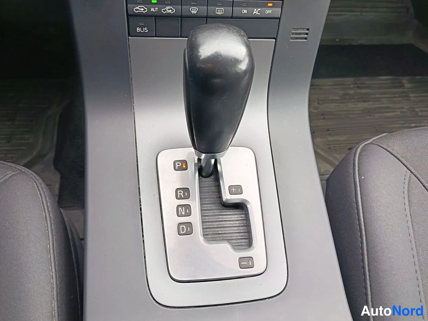 Harmaa Volvo V70 2010, yksityiskohta, kuva 20