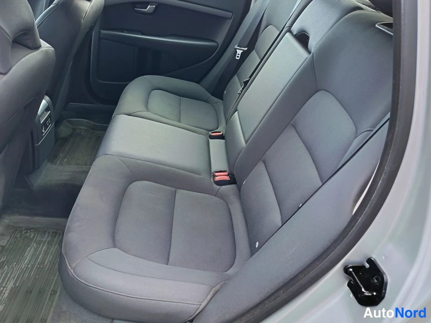 Harmaa Volvo V70 2010, takaistuimet, kuva 14