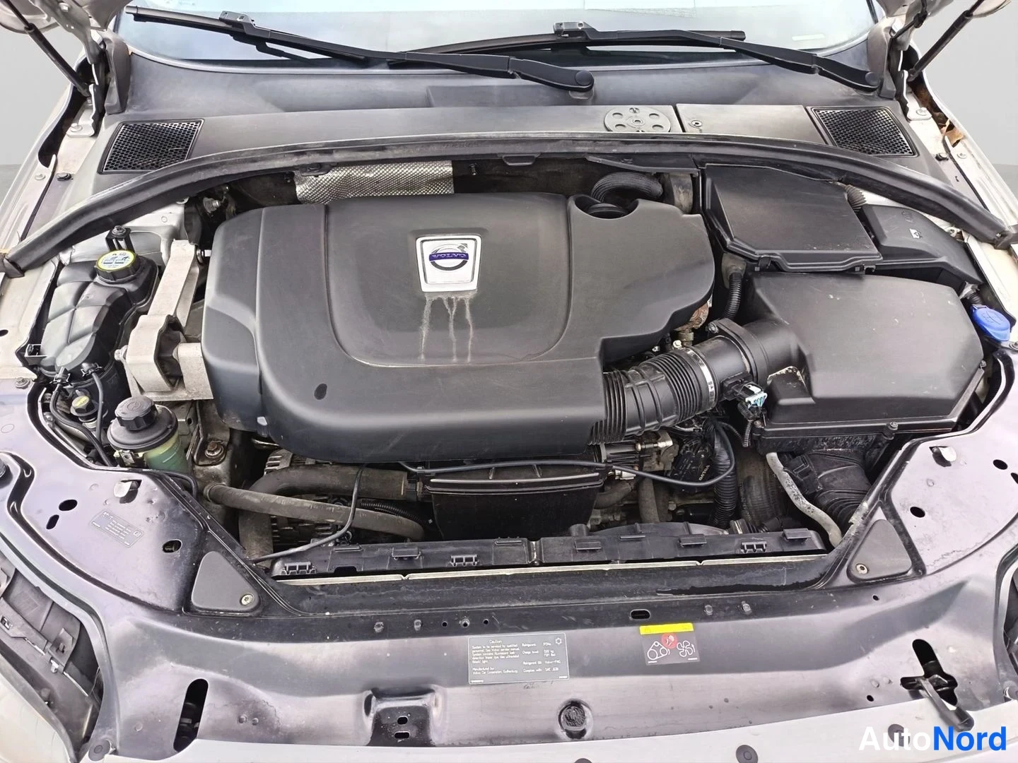 Harmaa Volvo V70 2010, moottoritila, kuva 15
