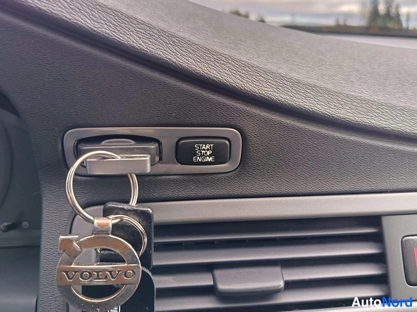 Harmaa Volvo V70 2010, yksityiskohta, kuva 23