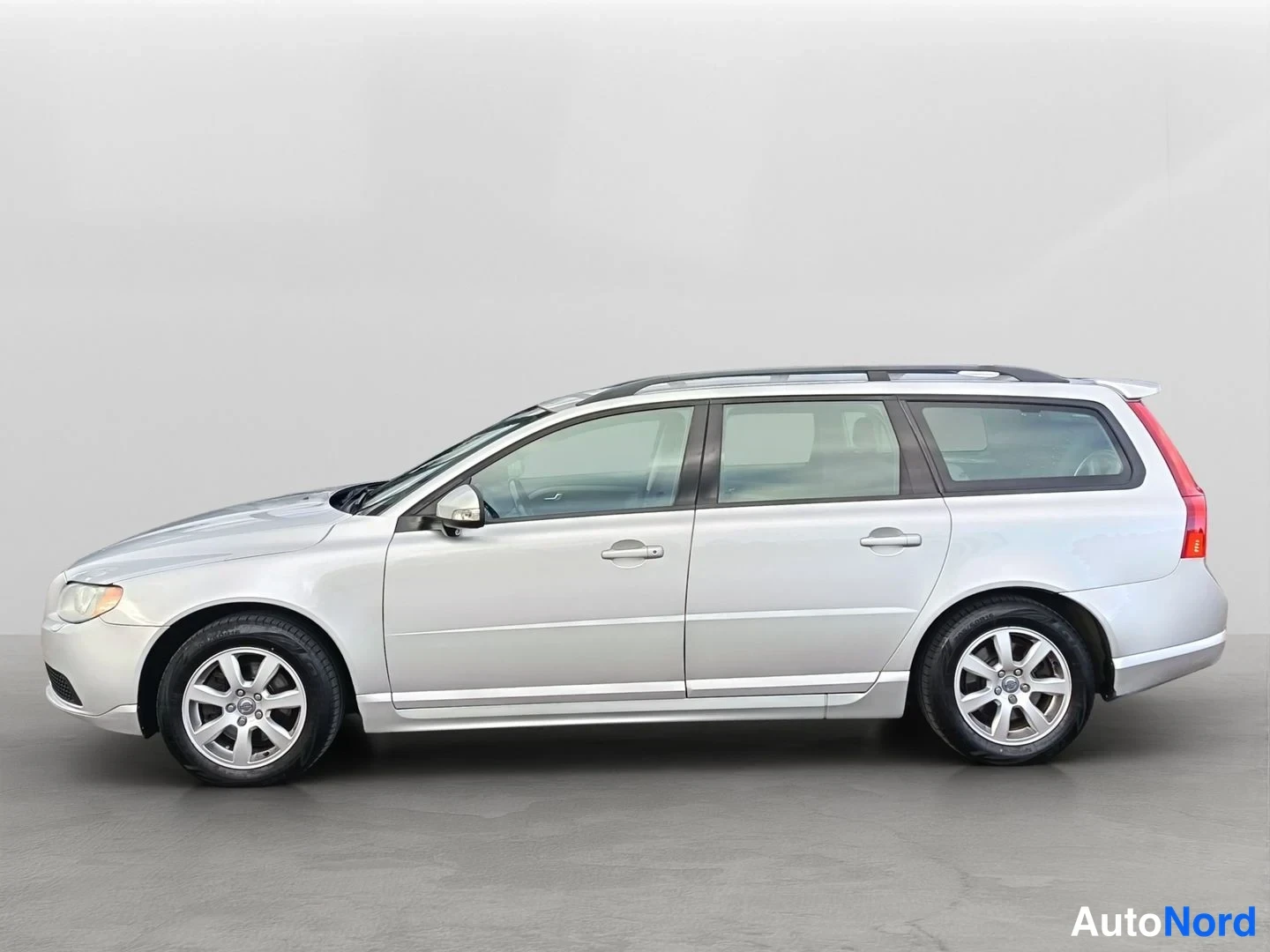 Harmaa Volvo V70 2010, etuviisto, keula vasemmalle, kuva 2