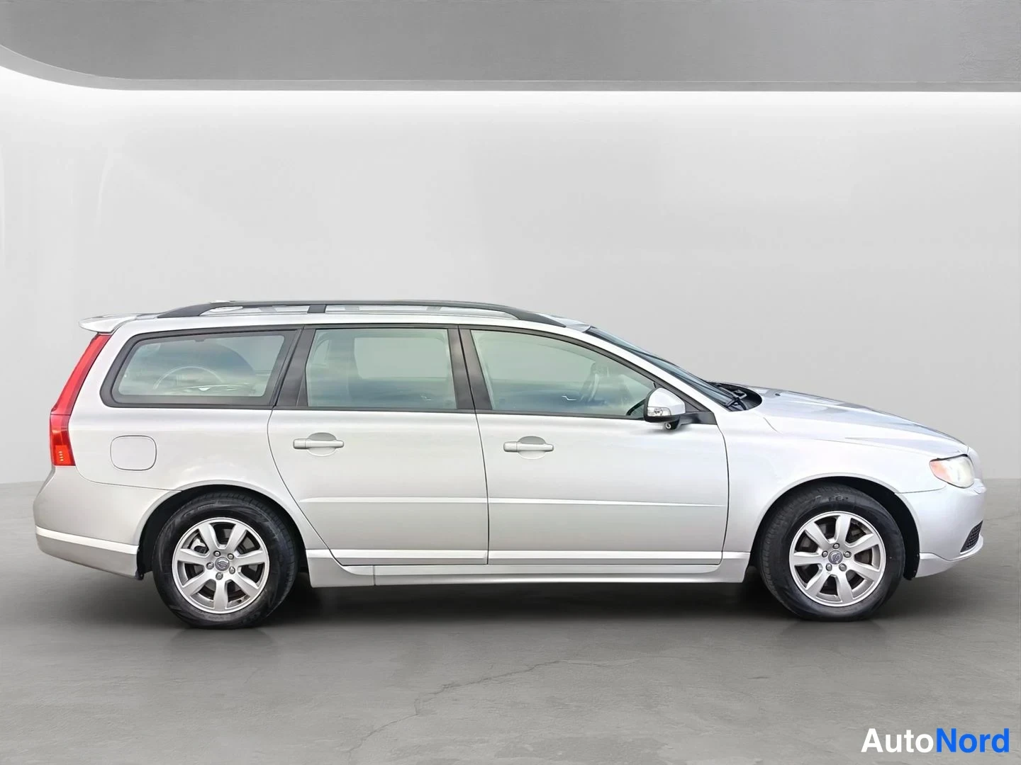 Harmaa Volvo V70 2010, sivulta, kuva 6
