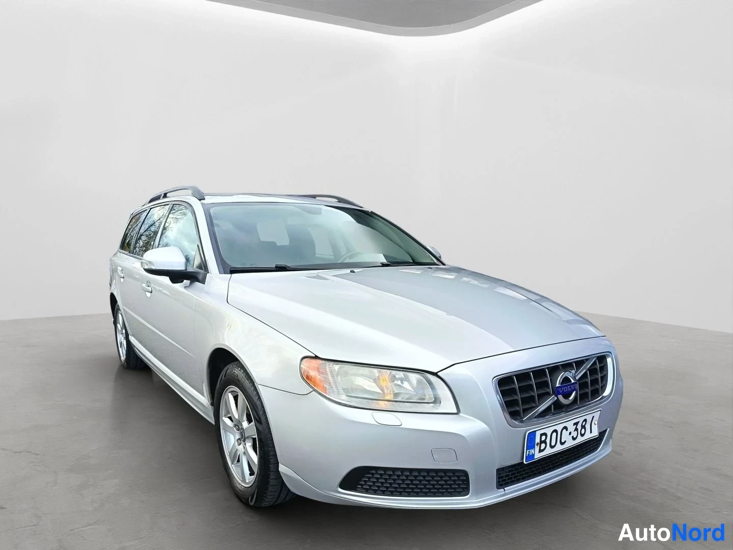 Harmaa Volvo V70 2010, etuviisto, keula oikealle, kuva 4