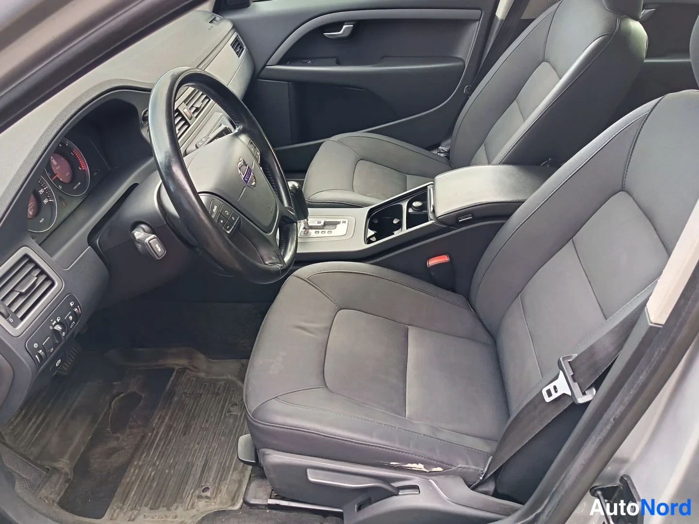 Harmaa Volvo V70 2010, etuistuimet, kuva 12