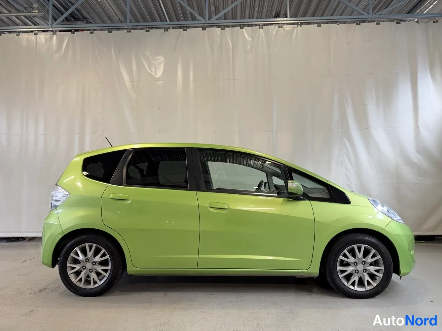 Grön Honda Jazz 2012, snett framifrån, fronten åt höger, bild 3
