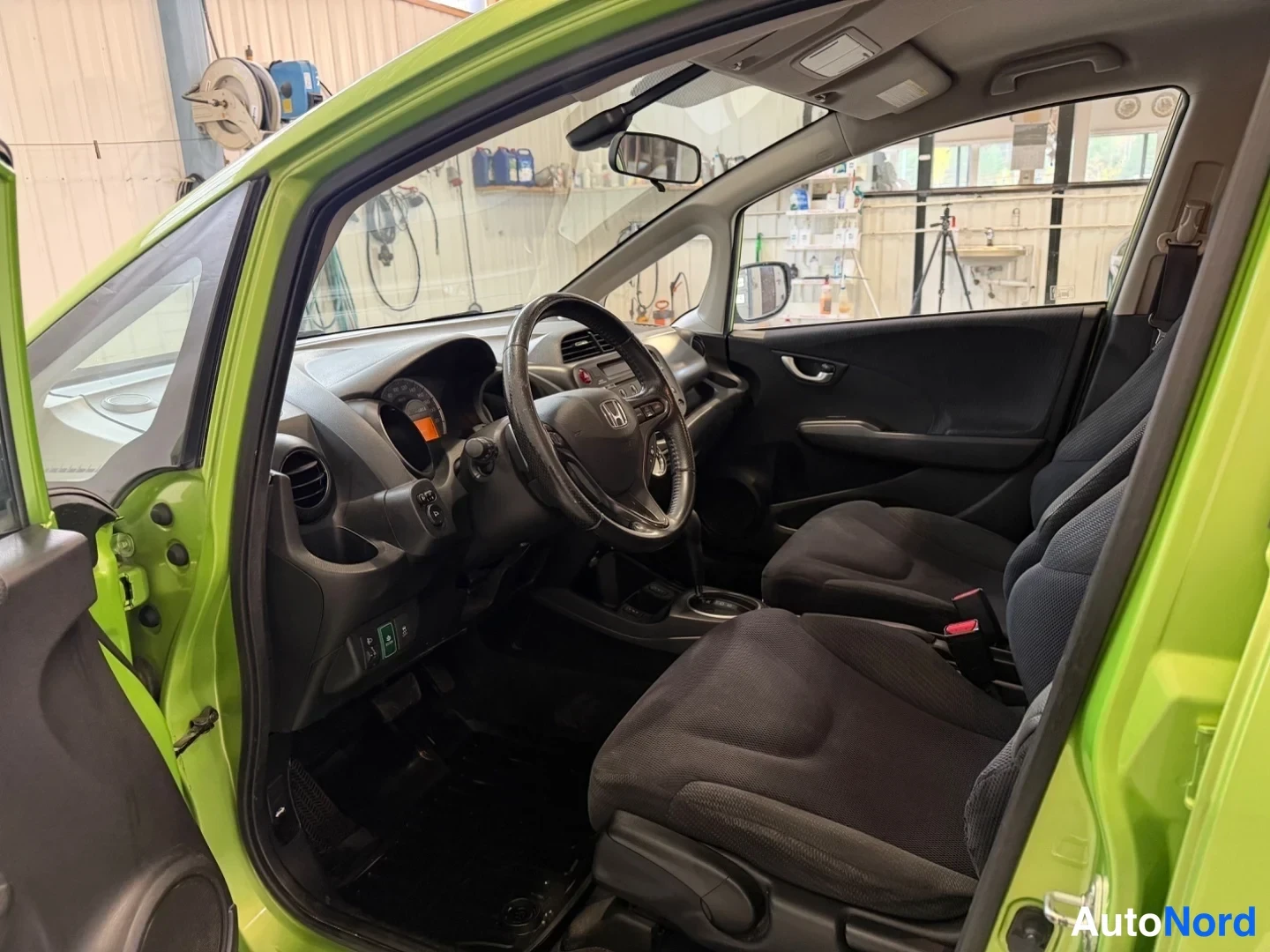 Grön Honda Jazz 2012, förarplats, bild 6