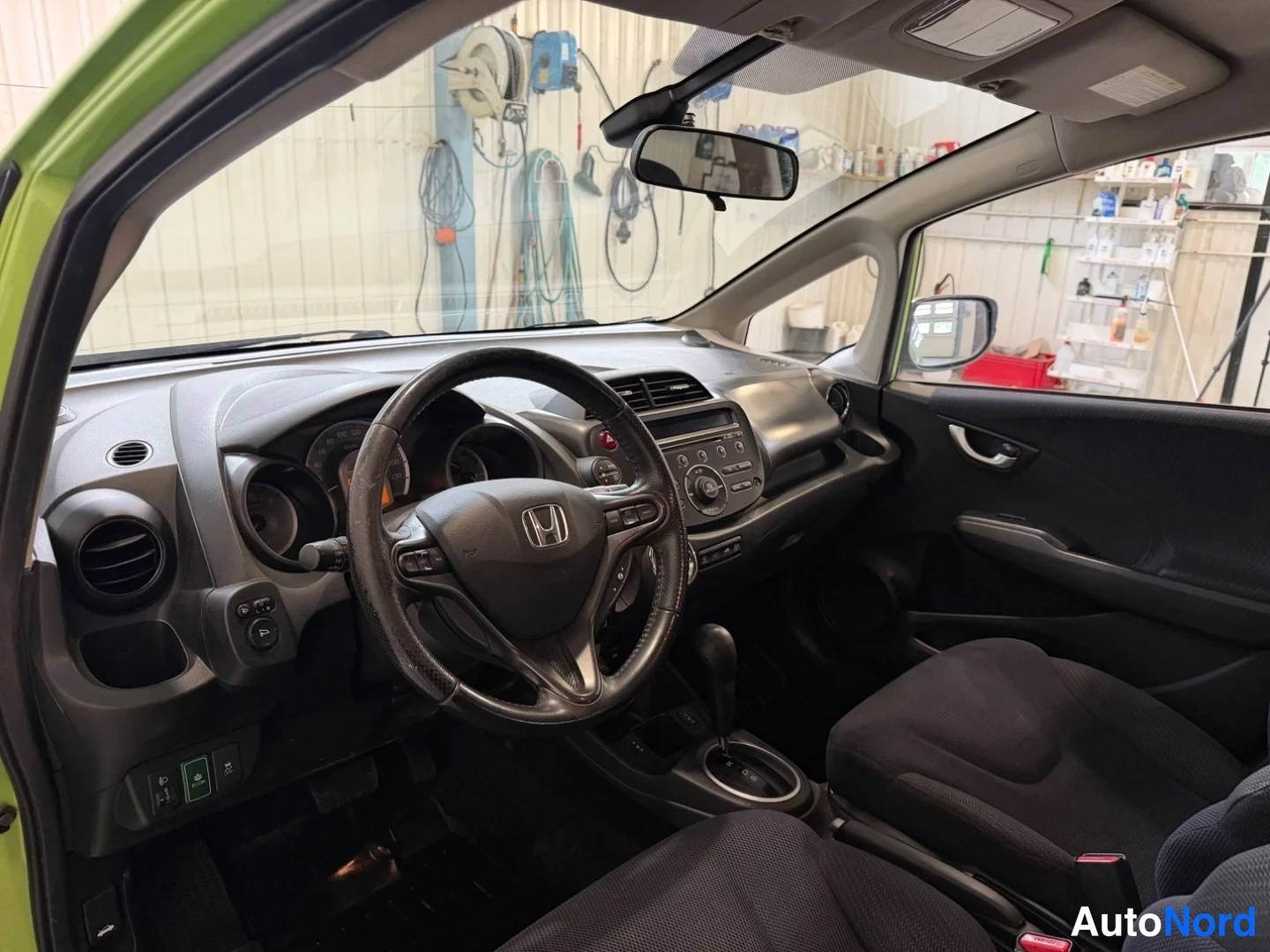 Grön Honda Jazz 2012, förarplats, bild 7