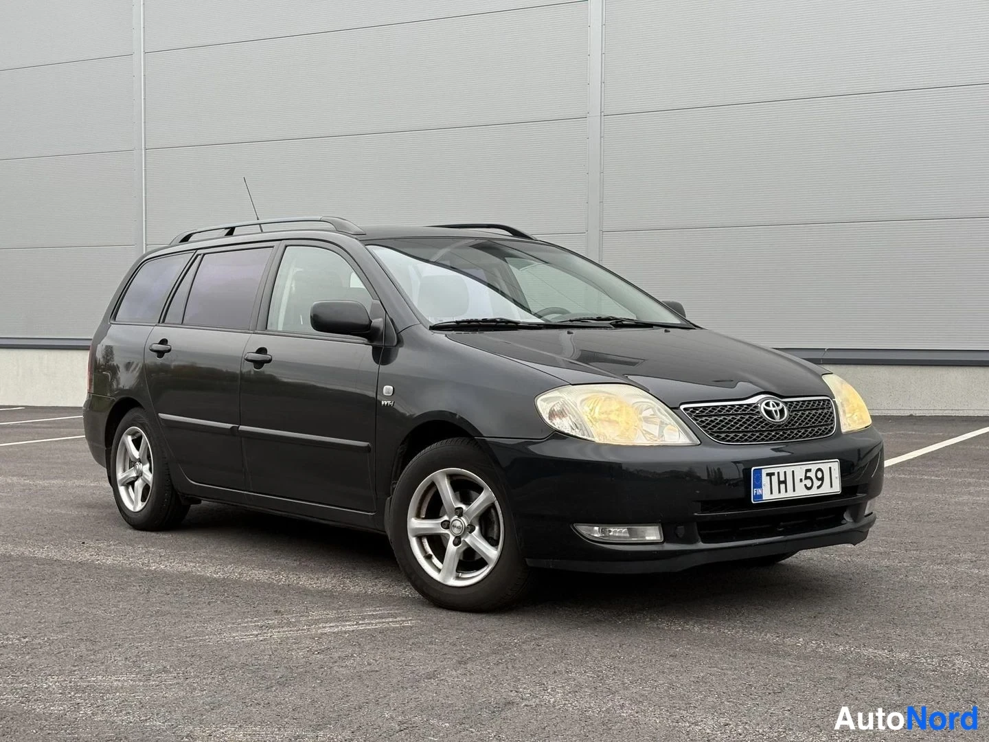 Svart Toyota Corolla 2004, snett framifrån, fronten åt höger, bild 2
