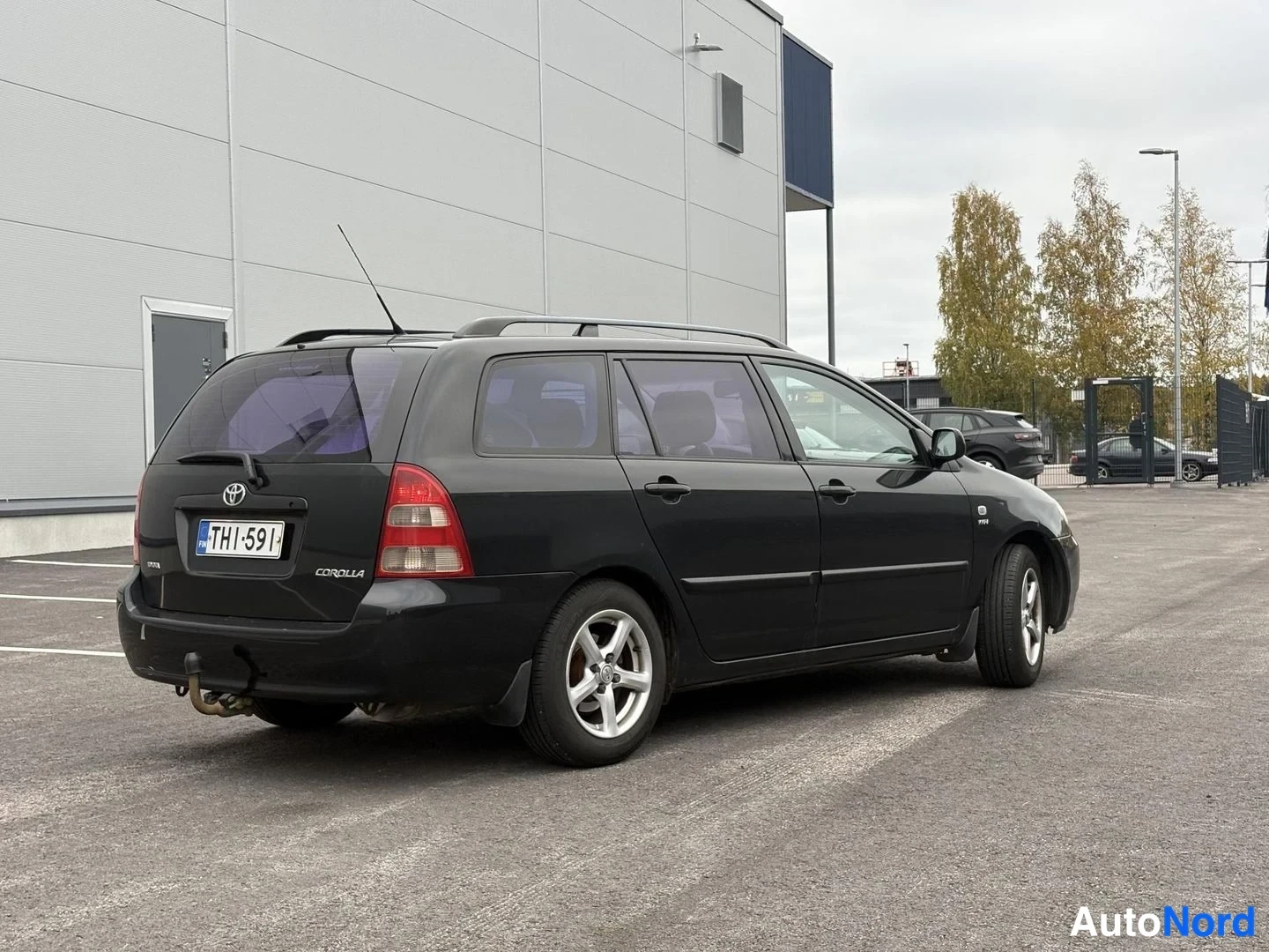Svart Toyota Corolla 2004, snett bakifrån, bild 3