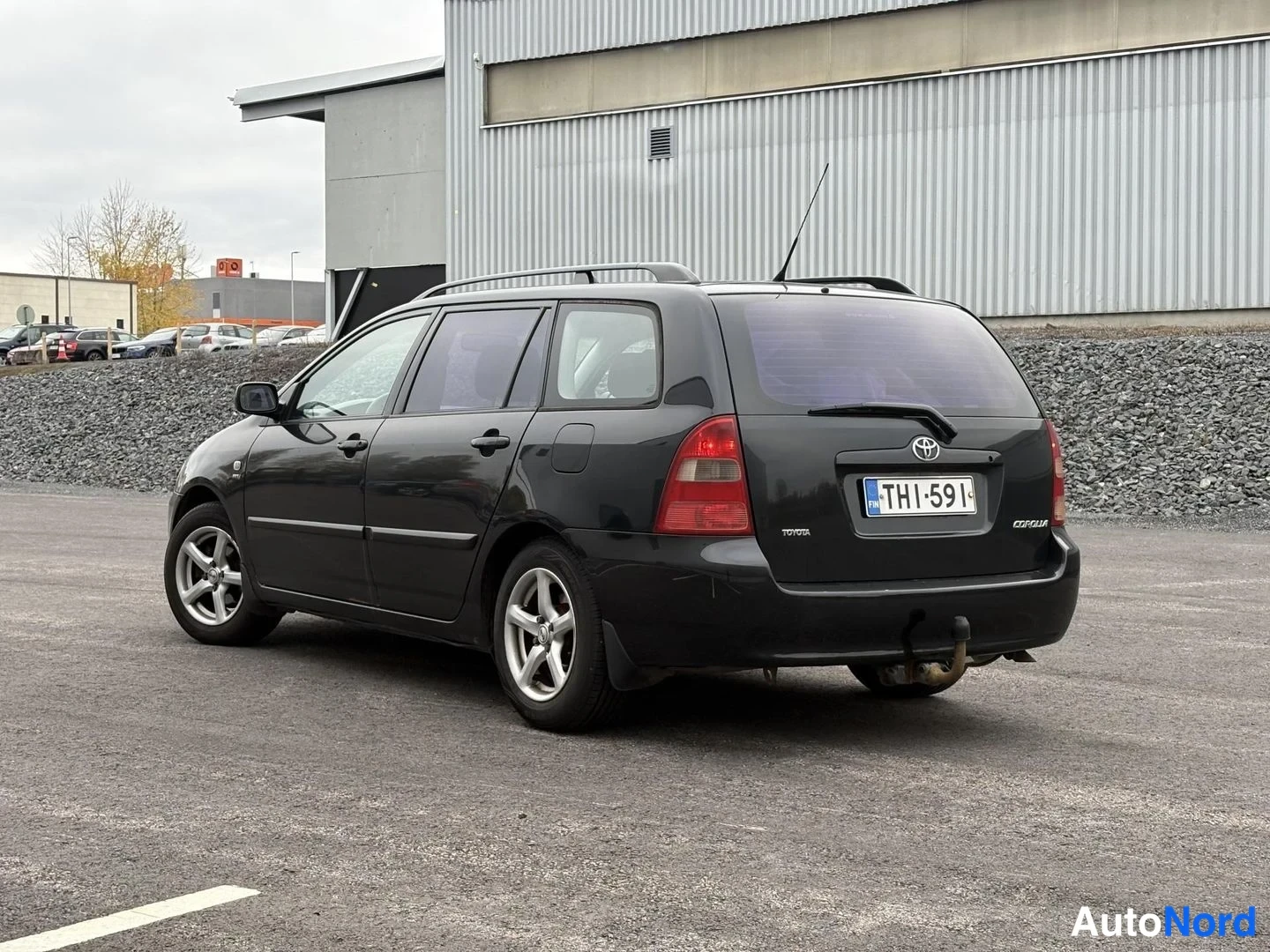 Svart Toyota Corolla 2004, snett bakifrån, bild 4
