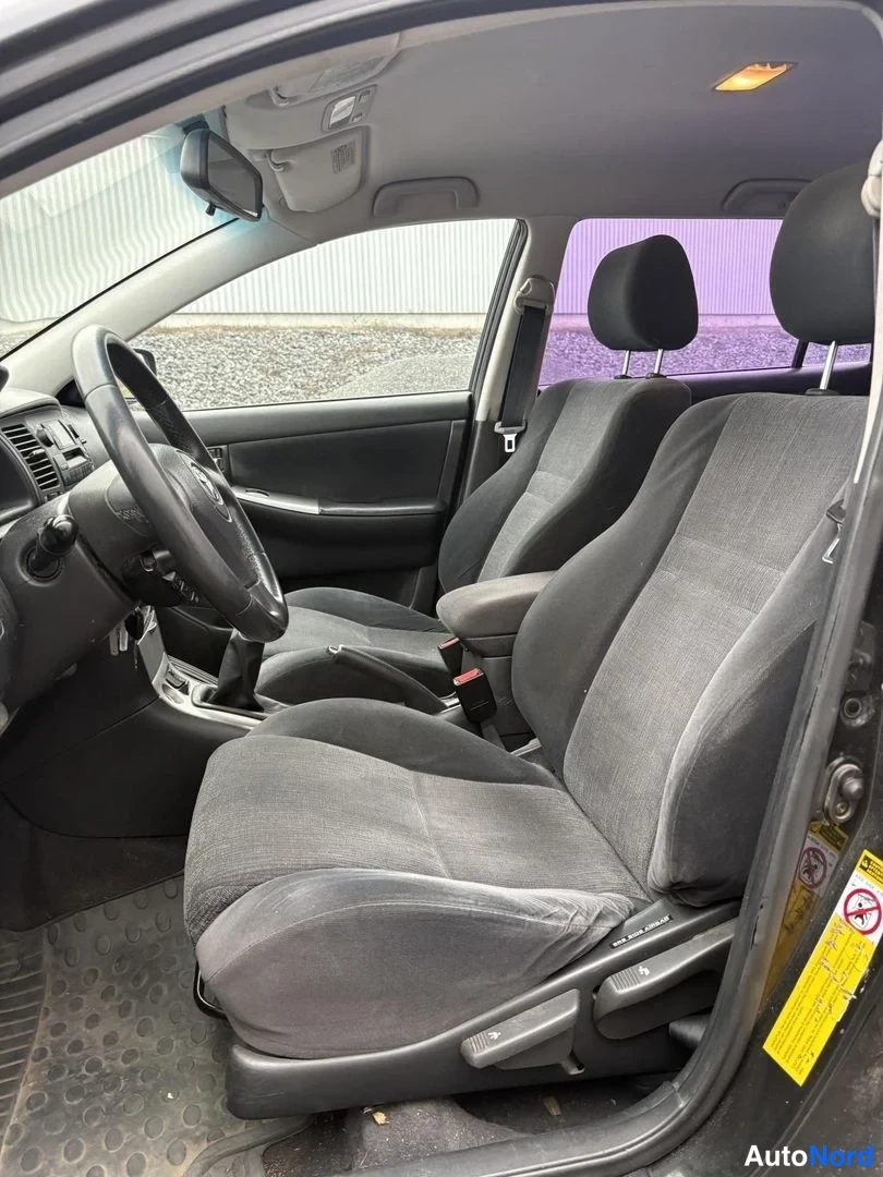 Svart Toyota Corolla 2004, framsäten, bild 7
