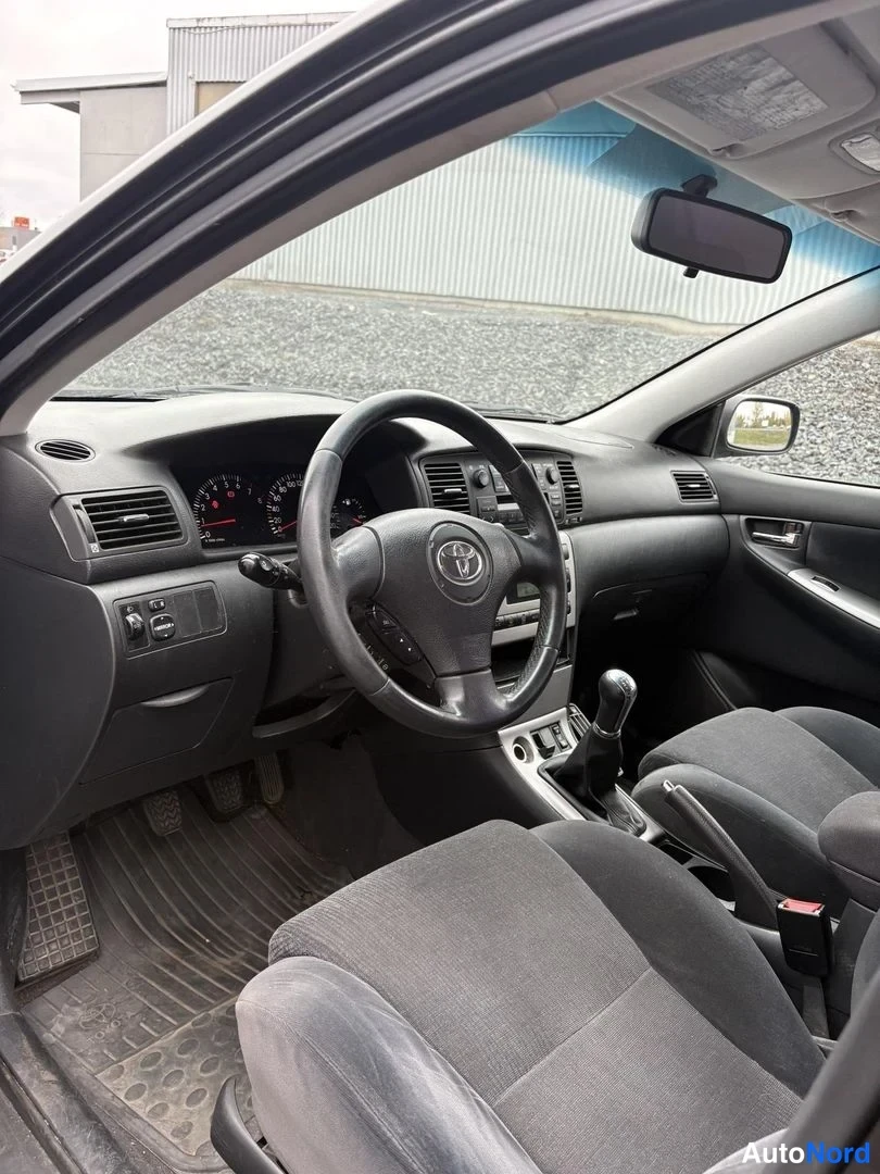 Svart Toyota Corolla 2004, förarplats, bild 5