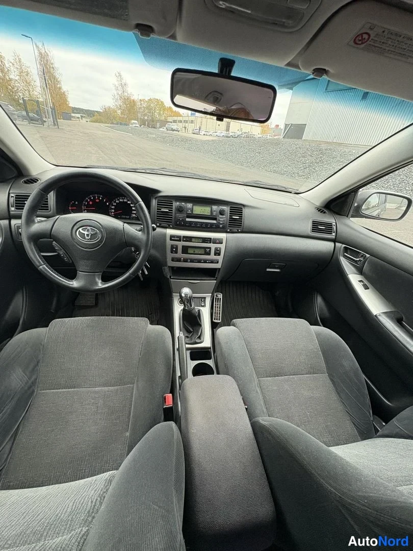 Svart Toyota Corolla 2004, förarplats, bild 6