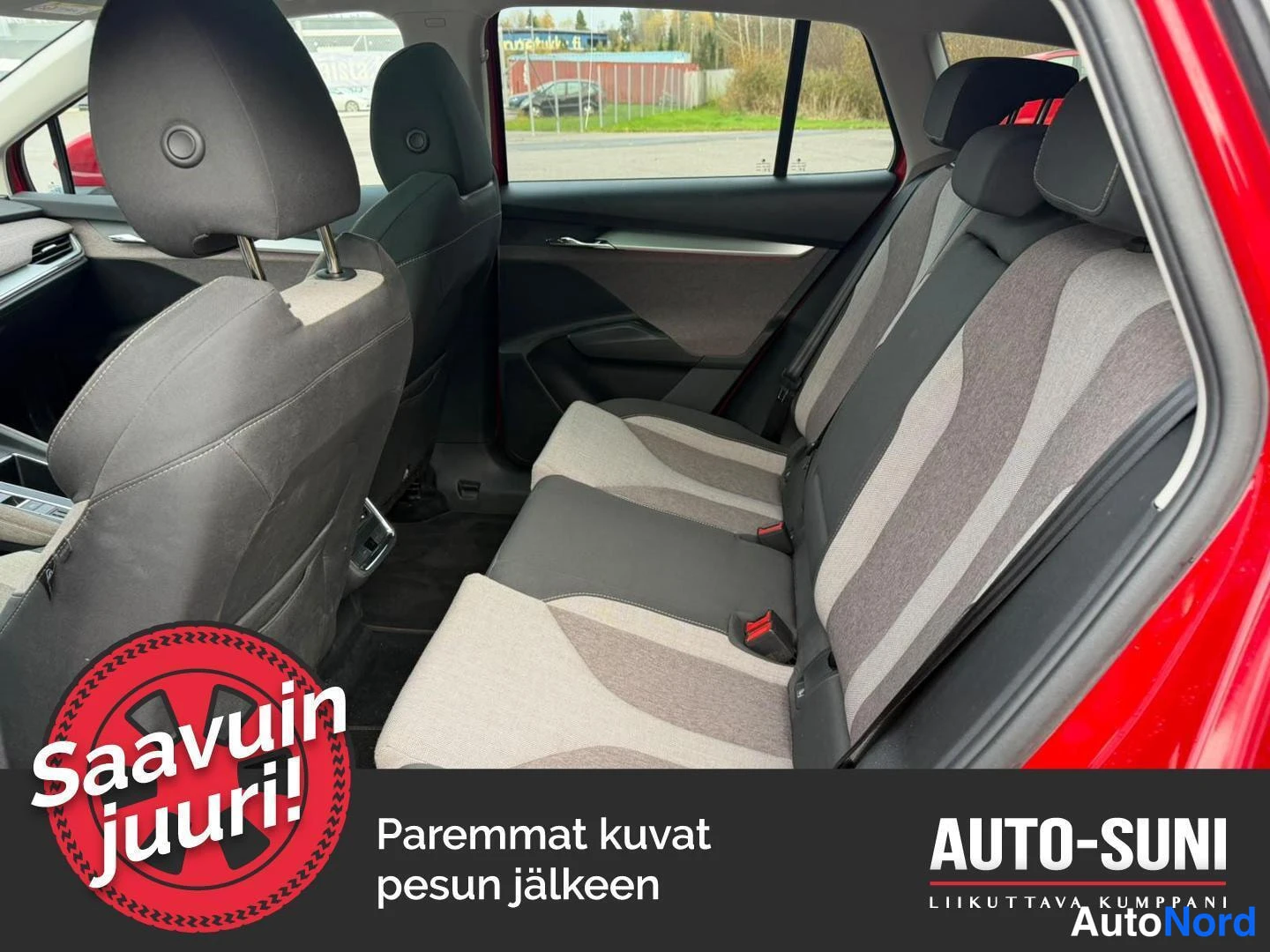 Punainen Skoda Enyaq 2023, takaistuimet, kuva 8