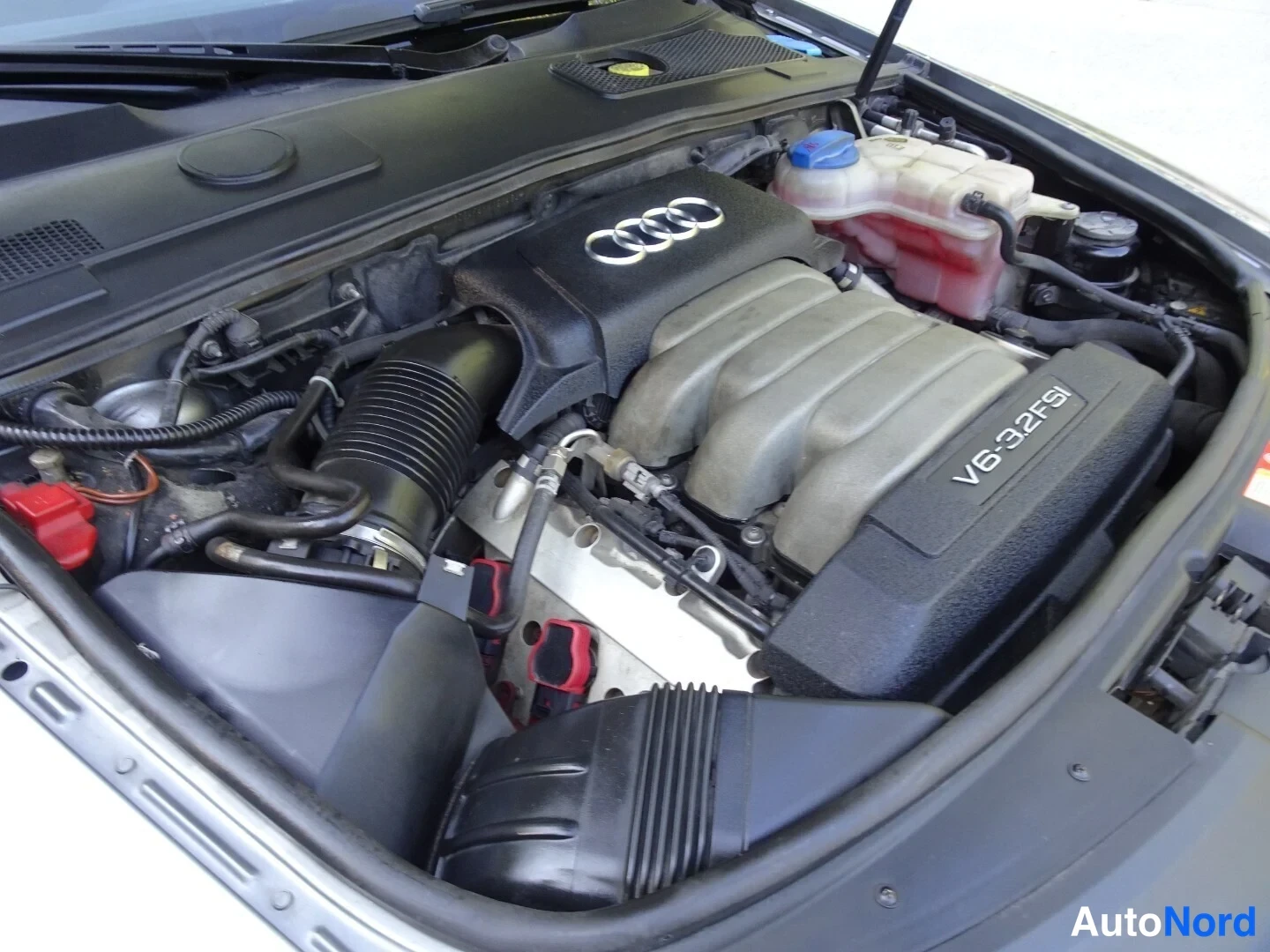 Harmaa Audi A6 2006, moottoritila, kuva 31