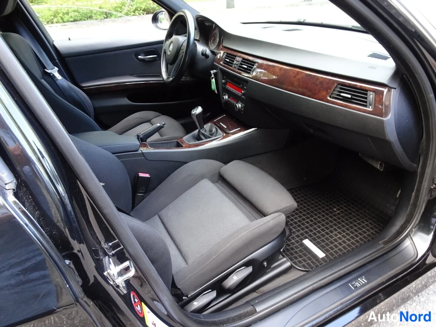 Musta BMW 335i 2007, ohjaamo, kuva 18
