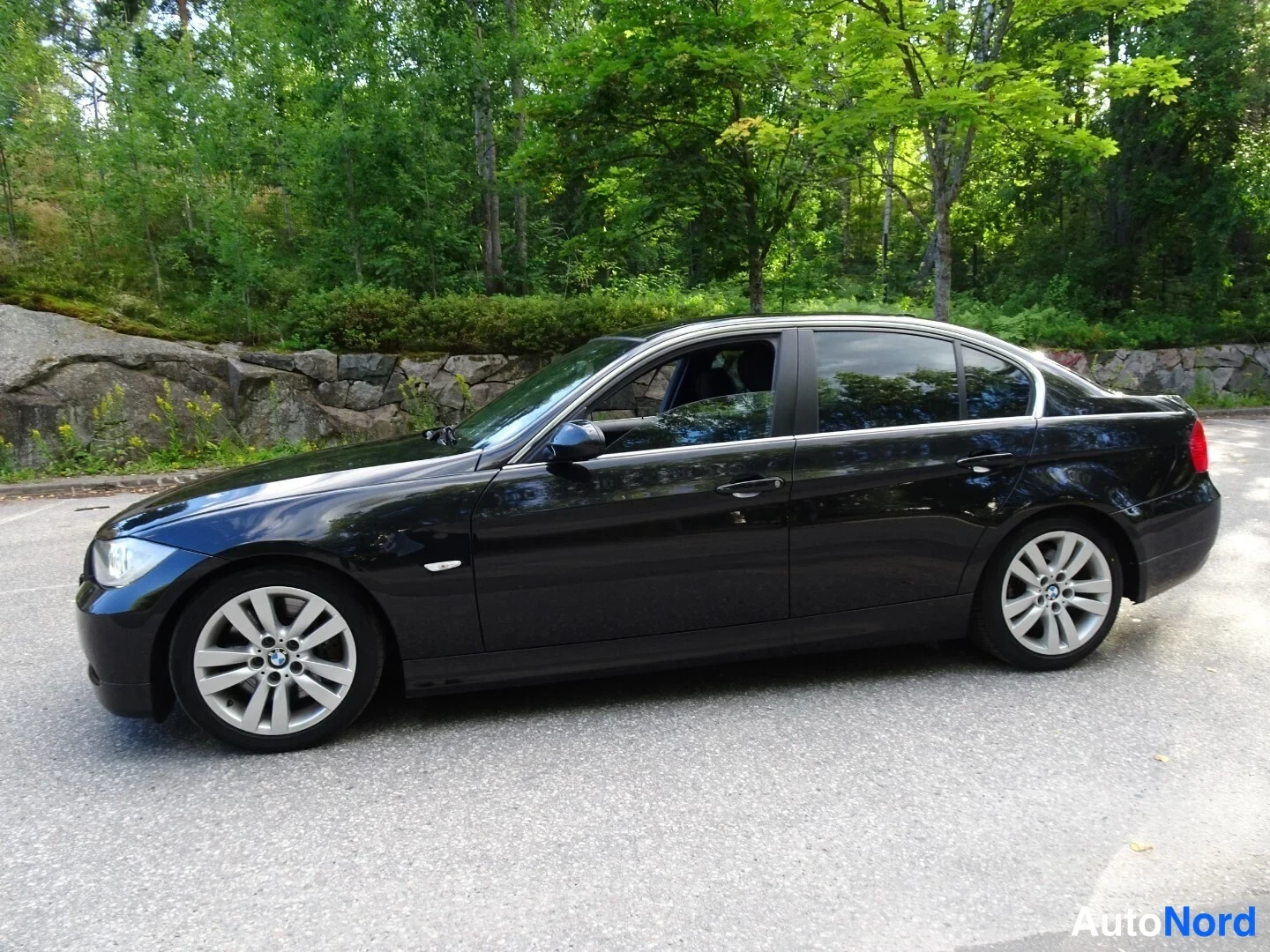 Musta BMW 335i 2007, etuviisto, keula vasemmalle, kuva 3