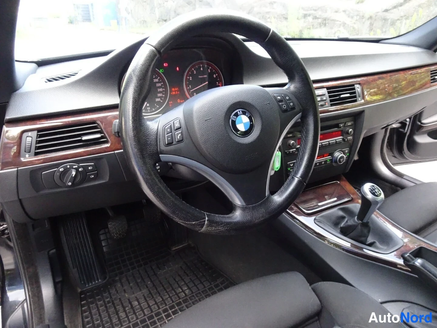 Musta BMW 335i 2007, ohjaamo, kuva 15