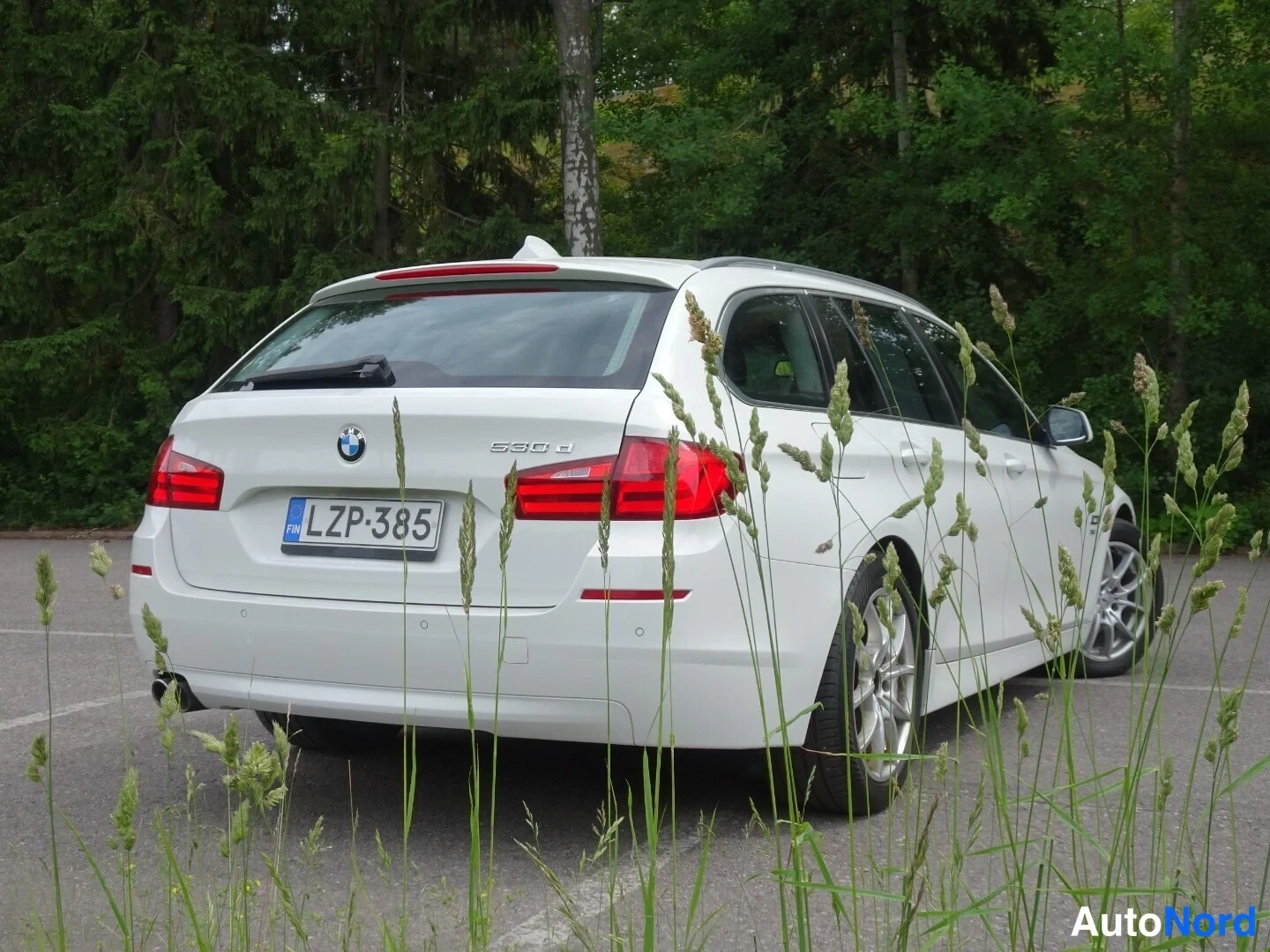 Valkoinen BMW 530d xDrive 2012, takaviisto, kuva 10