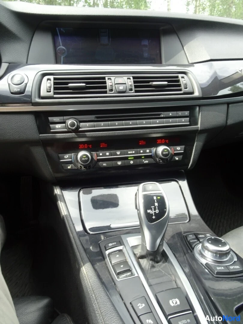 Valkoinen BMW 530d xDrive 2012, ohjaamo, kuva 22