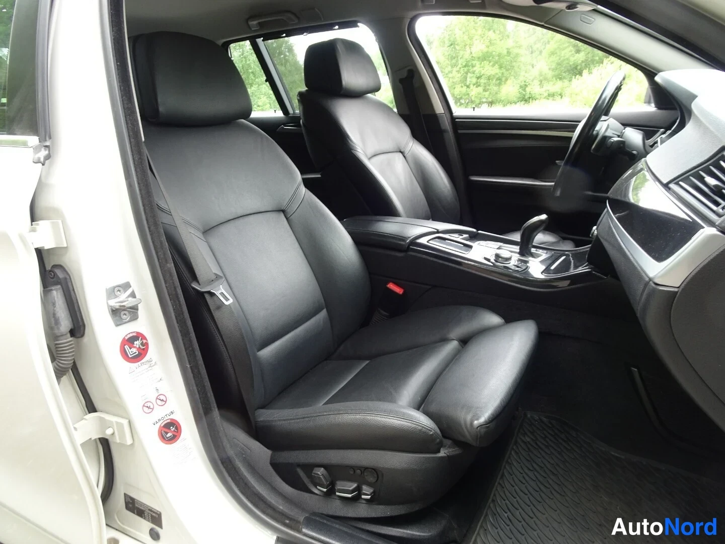 Valkoinen BMW 530d xDrive 2012, etuistuimet, kuva 25