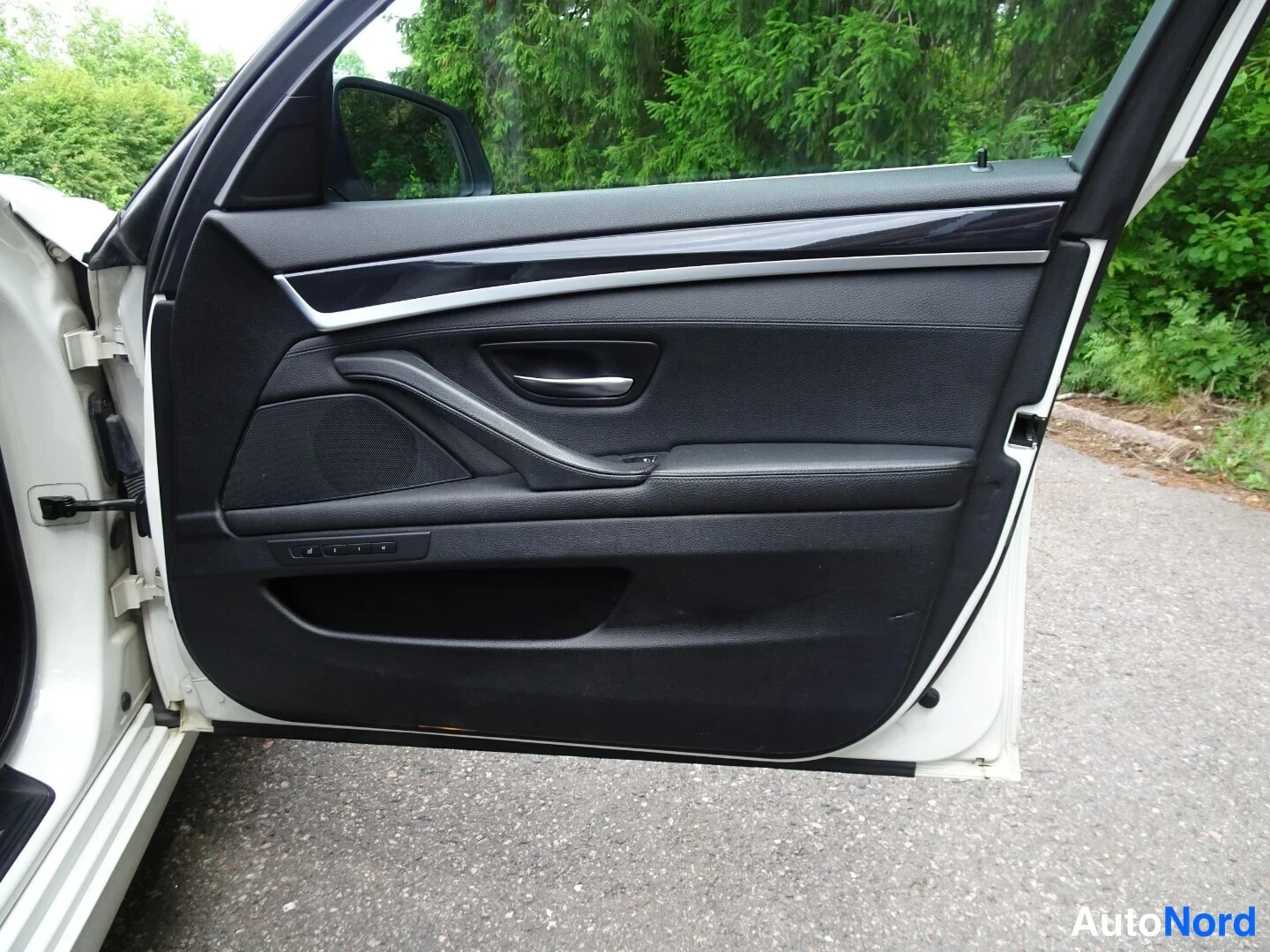 Valkoinen BMW 530d xDrive 2012, yksityiskohta, kuva 37