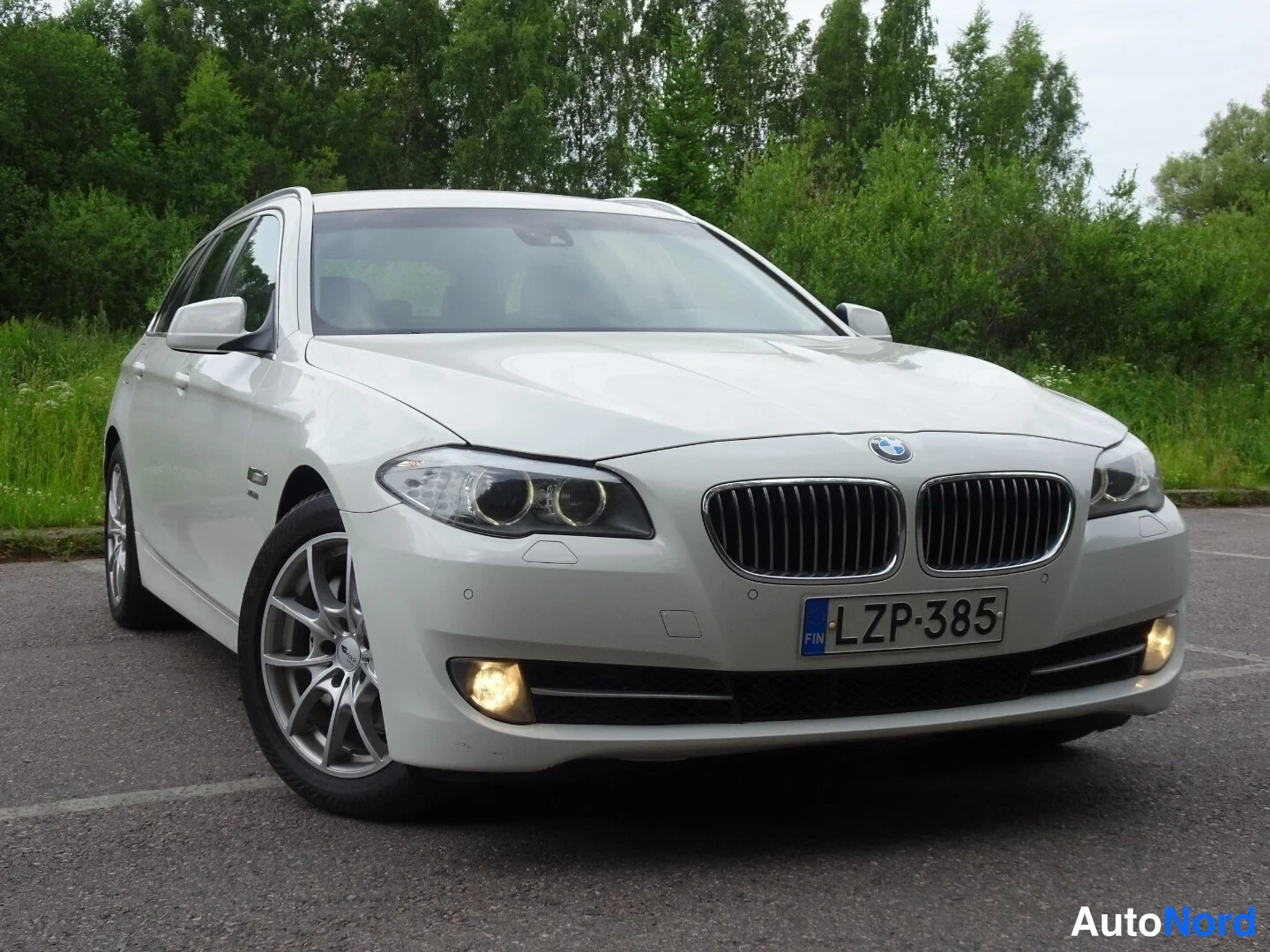 Valkoinen BMW 530d xDrive 2012, etuviisto, keula oikealle, kuva 5