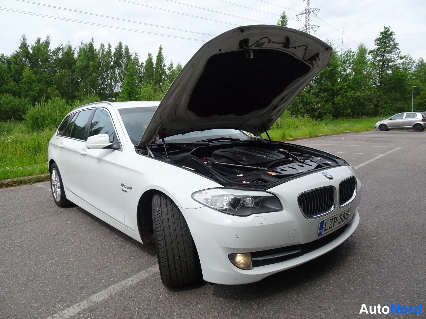 Valkoinen BMW 530d xDrive 2012, etuviisto, keula oikealle, kuva 8