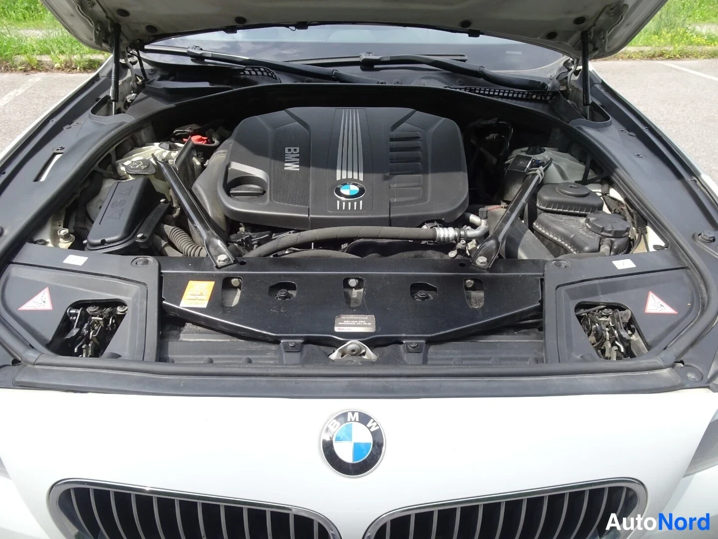 Valkoinen BMW 530d xDrive 2012, moottoritila, kuva 30