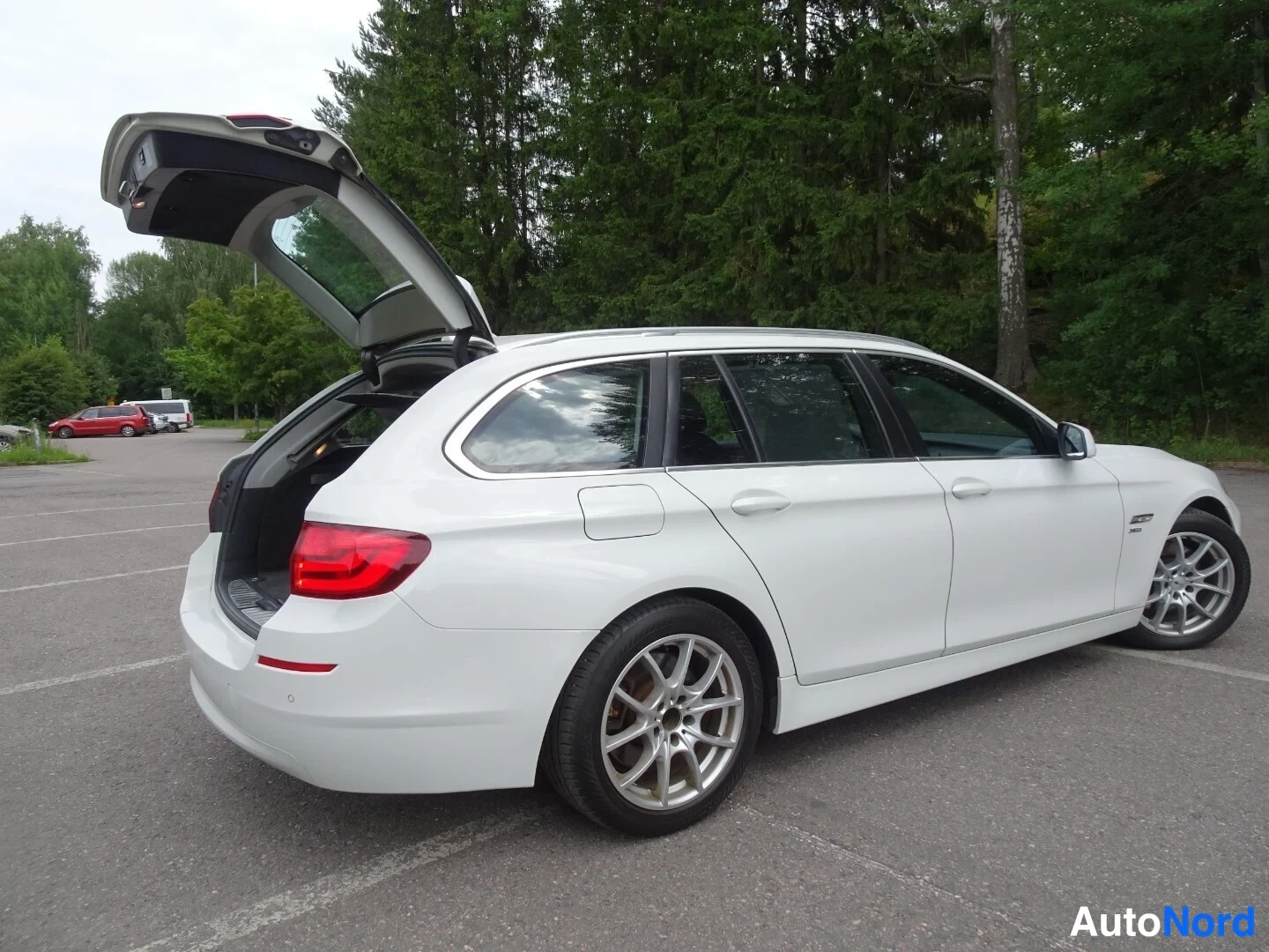 Valkoinen BMW 530d xDrive 2012, takaviisto, kuva 14