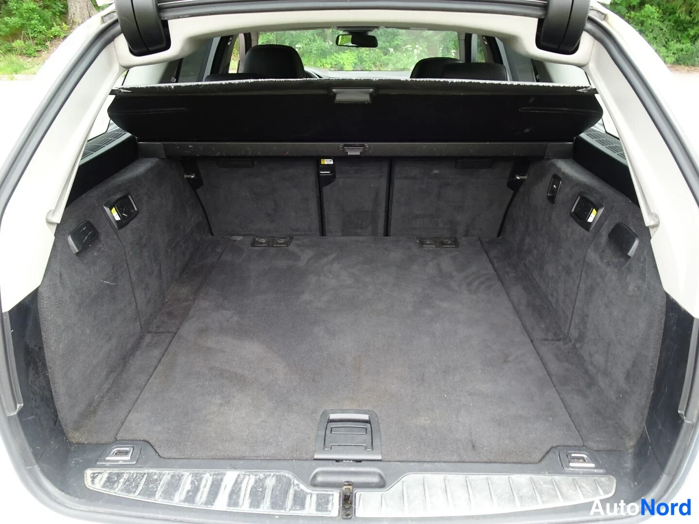 Valkoinen BMW 530d xDrive 2012, tavaratila, kuva 28