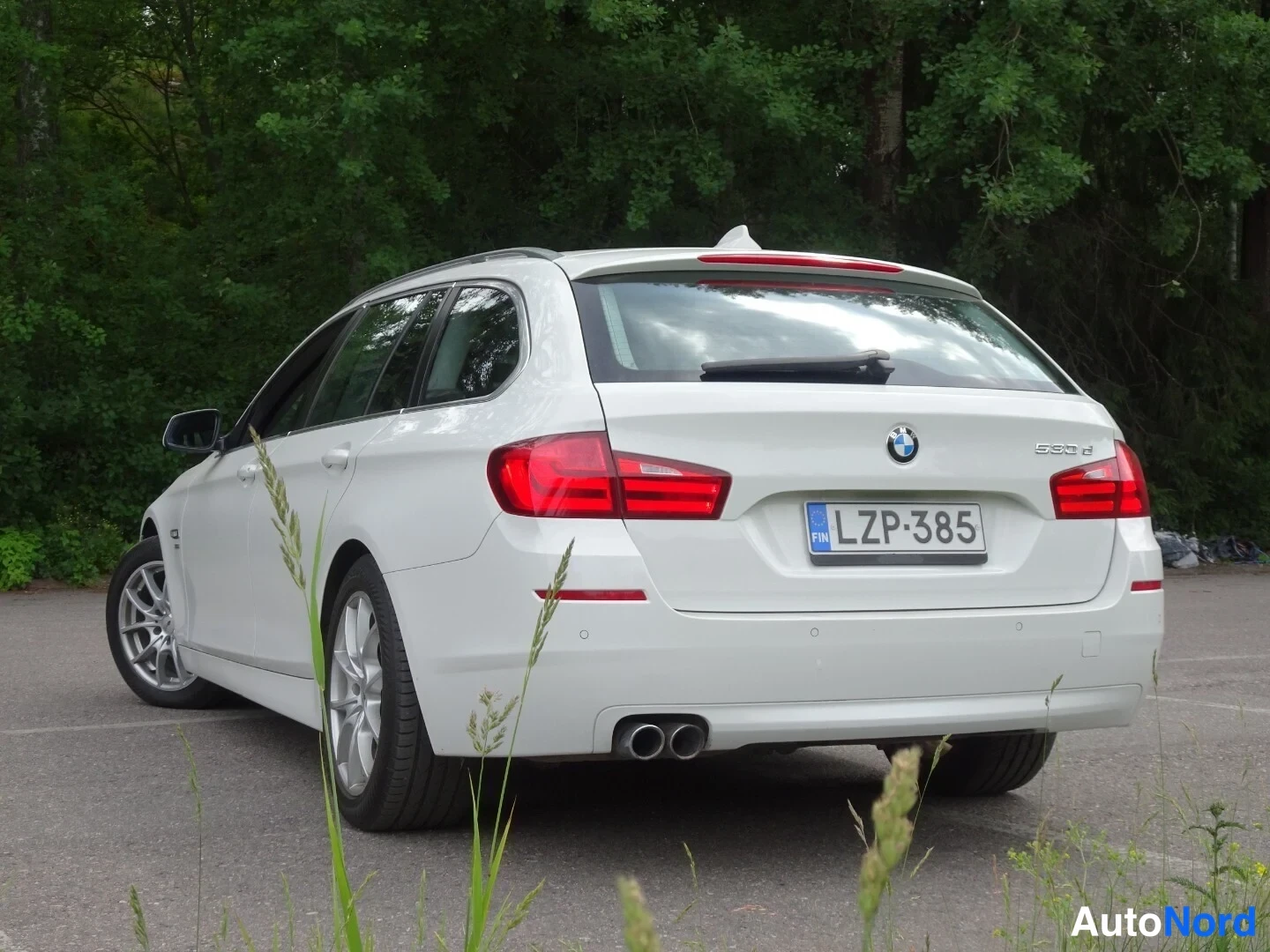 Valkoinen BMW 530d xDrive 2012, takaviisto, kuva 11