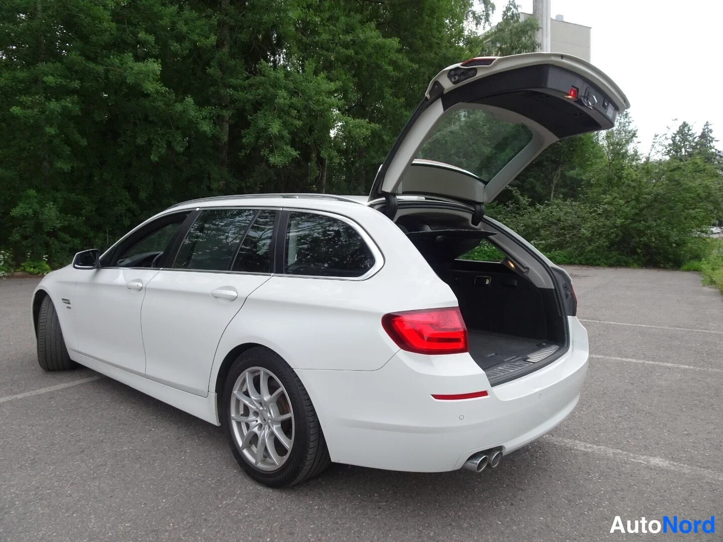 Valkoinen BMW 530d xDrive 2012, takaviisto, kuva 15