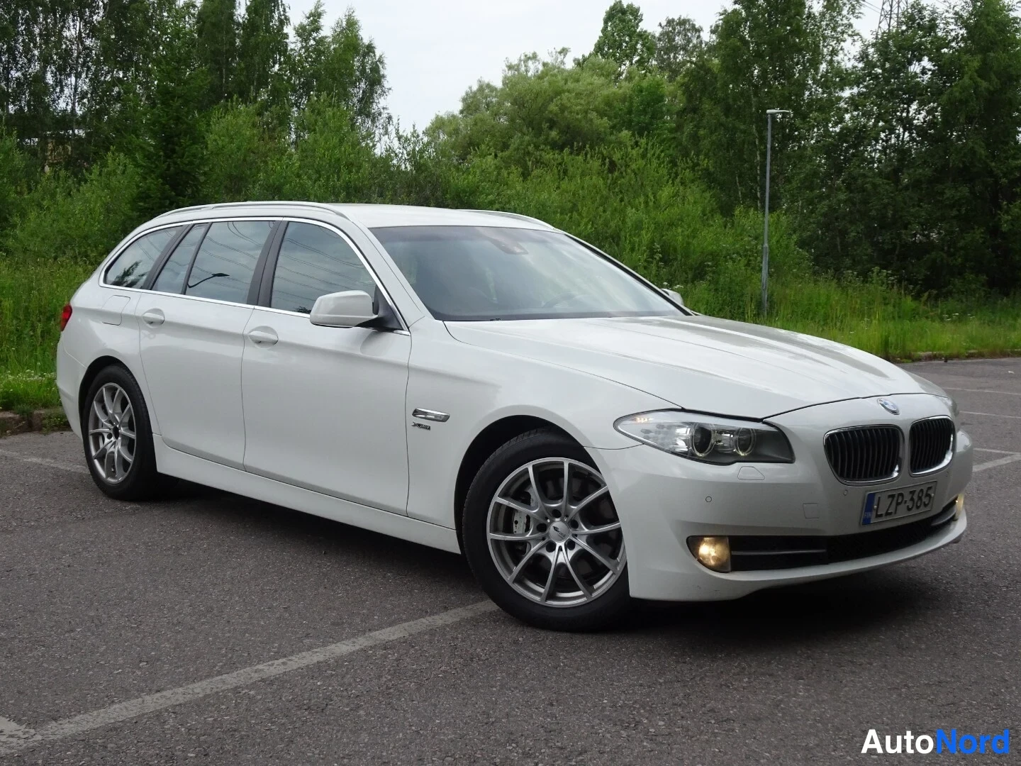 Valkoinen BMW 530d xDrive 2012, etuviisto, keula oikealle, kuva 6
