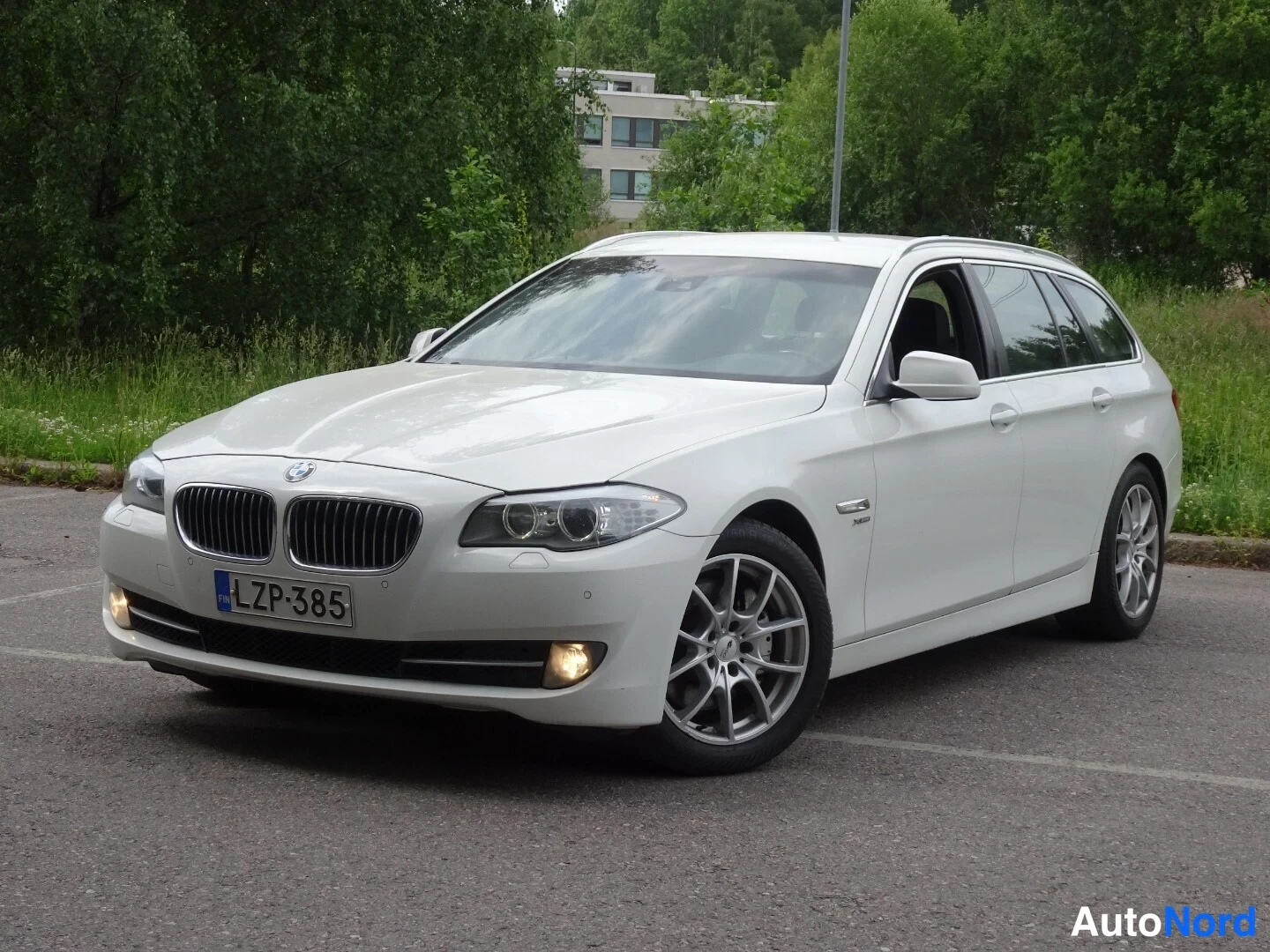 Valkoinen BMW 530d xDrive 2012, etuviisto, keula vasemmalle, kuva 4