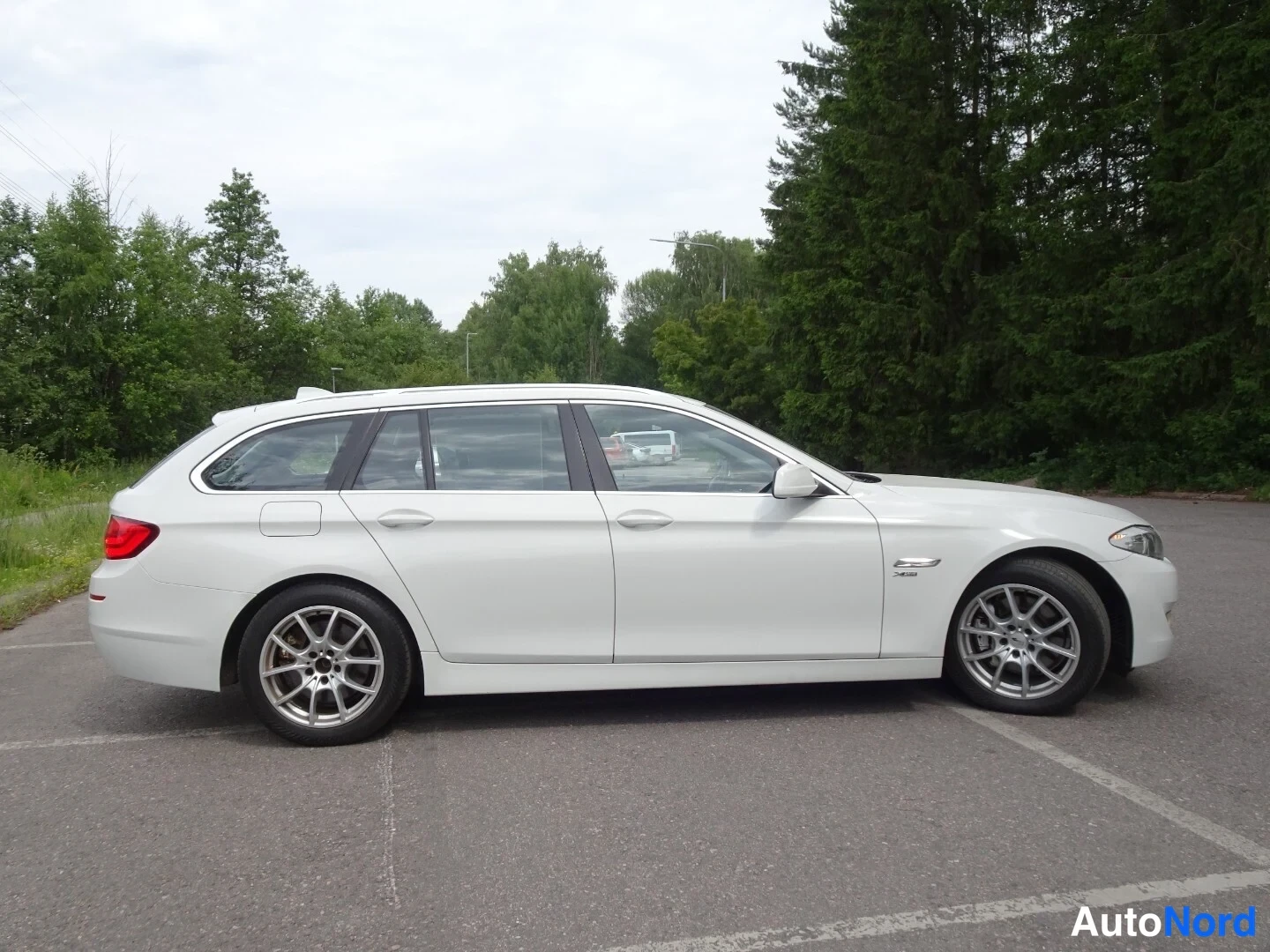 Valkoinen BMW 530d xDrive 2012, takaviisto, kuva 12
