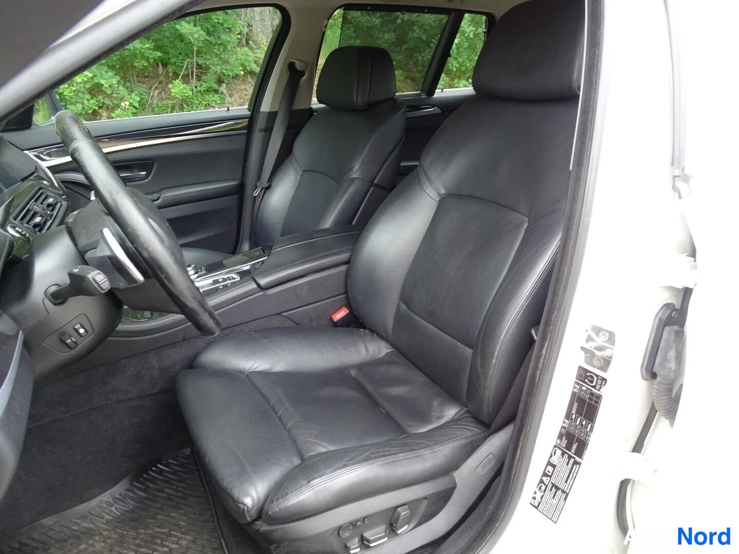 Valkoinen BMW 530d xDrive 2012, etuistuimet, kuva 24